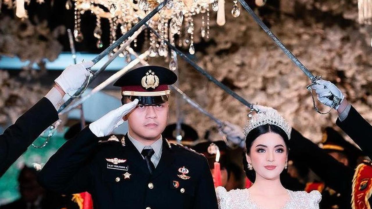 Nyimas Novita menikah dengan Perwira Polisi bernama Iptu Algy yang bertugas di Polda Lampung . Ini potret keduanya saat jalani prosesi Pedang Pora.&nbsp;