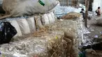 Tumpukan sampah botol plastik terlihat di sebuah gudang sampah di Nusa Dua, di pulau resor Indonesia Bali (2/5). (AFP Photo/Sonny Tumbelaka)