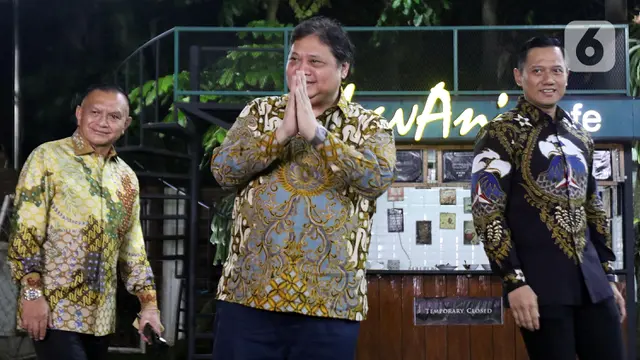 Senyum Hangat AHY Sambut Kedatangan Airlangga Hartarto di Puri Cikeas