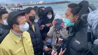 Ketua Tim KBRI, Puji Basuki, berdiskusi dengan Menteri Kelautan dan Perikanan Korsel, Moon Seong-hyeok, di lokasi operasi SAR awak kapal ikan "32 Myongminho"di Pulau Jeju, Korea Selatan, 31 Desember 2020. (KBRI Seoul)