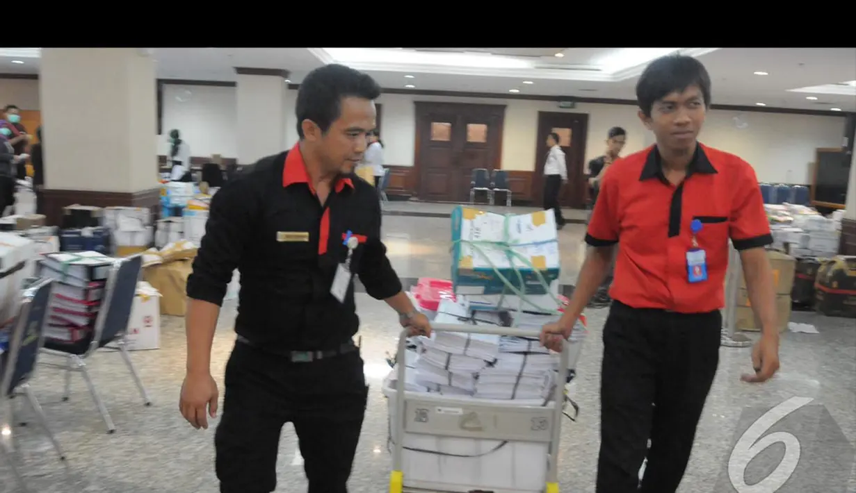 Petugas memerlukan troli untuk mengangkut berkas barang bukti dari pihak termohon untuk sidang perkara Pilpres Tahun 2014, di Gedung MK, Jakarta, Senin (18/8/2014) (Liputan6.com/Herman Zakharia)