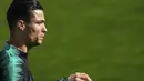 Penyerang Portugal, Cristiano Ronaldo melakukan pemanasan selama mengikuti latihan tim di stadion Algarve di Faro (13/11/2019). Portugal akan bertanding melawan Lithuania pada Grup B Kualifikasi Piala Eropa 2020 di Estádio Algarve. (AFP Photo/Patricia De Melo Moreira)