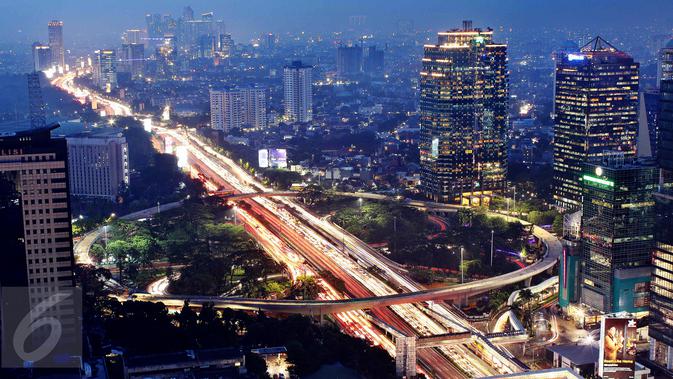 Pemandangan Simpang Susun Semanggi pada malam hari, Jakarta, Rabu (26/4). Selain bisa mengurai kemacetan, Simpang Susun Semanggi akan menjadi daya tarik baru bagi Jakarta. (Liputan6.com/Angga Yuniar)