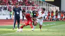 Pemain Timnas Indonesia, Pratama Arhan (kiri) berebut bola dengan pemain Vietnam, Van Thanh Vu dalam laga leg pertama babak semifinal Piala AFF 2022 di Stadion Utama Gelora Bung Karno (SUGBK), Jumat (6/1/2023) sore WIB. (Bola.com/Abdul Aziz)