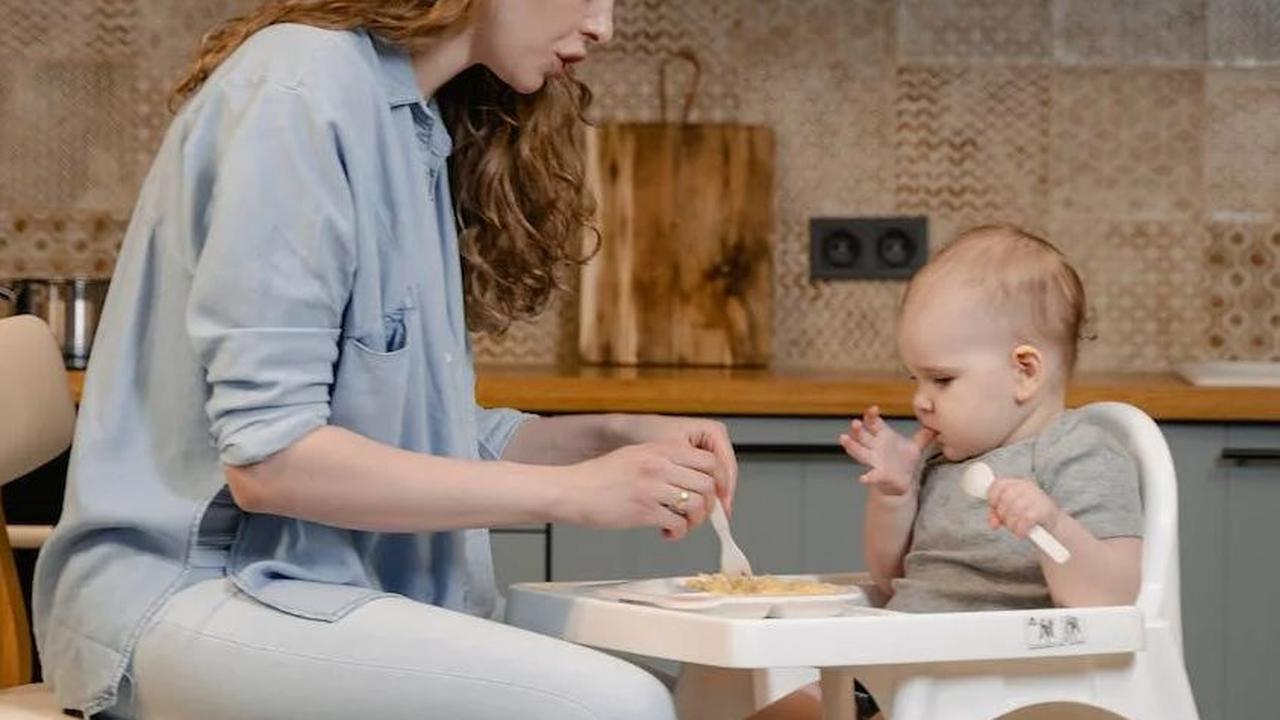 Sebelum kita memahami lebih lanjut tentang pengganti garam dan gula dalam MPASI bayi, mari kita pahami mengapa tidak disarankan menambahkan garam dan gula pada makanan bayi di bawah usia 1 tahun.