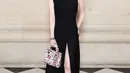 Jiang Shuying mengenakan a Dior Spring-Summer 2024 black wool dan silk dress. Dia juga memadukannya bersama  Dior bag and shoes.  [Dok/Dior]