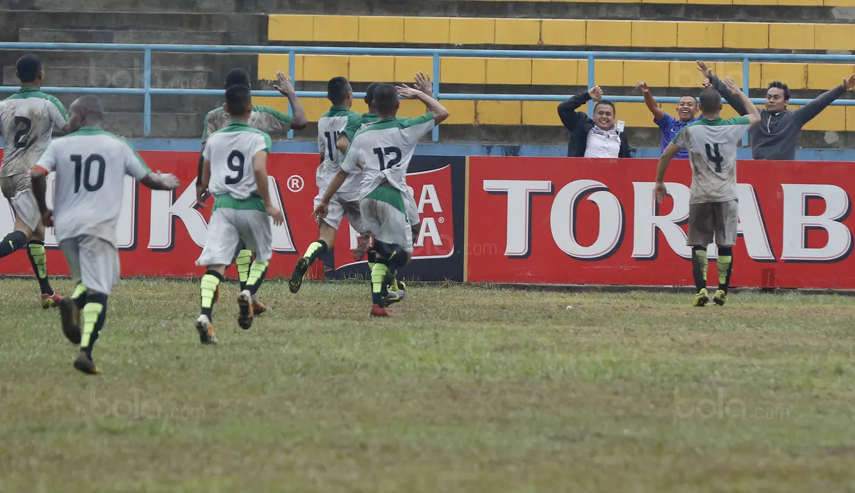 Pemain IPDN merayakan kemenangan atas Universitas Kuningan pada laga Torabika Campus Cup 2017 di Gor Jati Padjajaran, Jatinangor, Rabu (27/9/2017). IPDN menang 3-1 lewat adu penalti atas Universitas Kuningan. (Bola.com/M Iqbal Ichsan)