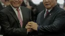 Pejabat lama Menteri Pertahanan, Ryamizard Ryacudu (kiri) bersama Pejabat baru Menteri Pertahanan Prabowo Subianto usai seremoni serah terima di Kementerian Pertahanan, Jakarta, Kamis (24/10/2019). Ryamizard Ryacudu resmi menyerahkan jabatan kepada Prabowo Subianto. (Liputan6.com/Faizal Fanani)