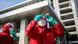 Dinas Penanggulangan Kebakaran dan Penyelamatan DKI bersiap menyemprotkan disinfektan di Masjid Istiqlal, Jakarta, Rabu (3/6/2020). Langkah ini sebagai upaya preventif mendukung kebijakan pemerintah yang akan segera menerapkan kenormalan baru di tengah pandemi Covid-19. (Liputan6.com/Faizal Fanani)
