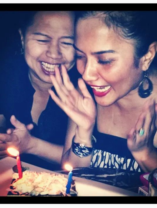 Pasangan ini begitu ceria saat meniup lilin diulang tahun Ade Sechan. (Instagram/@mssechan)