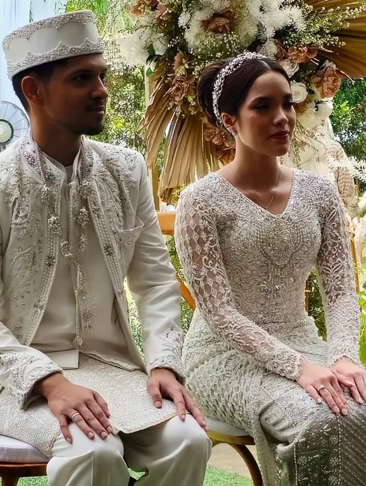 <p>Pada momen akad nikah, Yusuf dan Tasya kompak mengenakan busana pengantin warna putih. Potret jelang akad nikah Yusuf. Yusuf resmi menikah setelah sekitar lima tahun menyandang status duda. [Instagram/danielmarguari]</p>