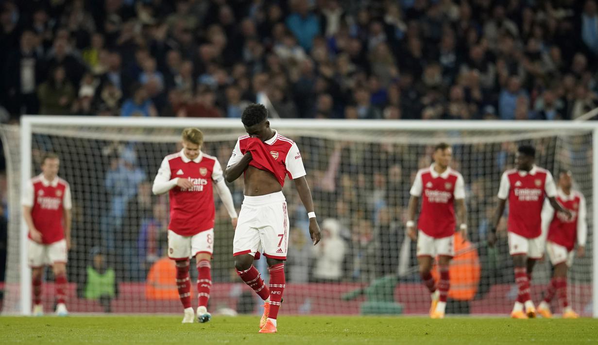 Pemain Arsenal tertunduk lesu setelah ditaklukkan Manchester City pada laga Liga Inggris di Stadion Etihad, Kamis (27/4/2023). Namun, Man City masih punya dua laga cadangan untuk mengejar 75 poin milik Arsenal. (AP Photo/Dave Thompson)
