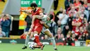 Gelandang Liverpool, Mohamed Salah berusaha melewati bek Manchester United, Matteo Darmian saat bertanding pada lanjutan Liga Inggris di stadion Anfield, Liverpool, Inggris, (14/10). Liverpool bermain imbang 0-0 atas MU. (AP Photo / Rui Vieira)