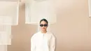 Azizah Salsha tampil dalam balutan serba putih di Jakarta Fashion Week 2025 dengan gaya yang jauh dari kata membosankan. Mengusung konsep layering yang unik, ia memadukan jaket oversized berpotongan clean dengan rok lipit yang jatuh tepat di atas celana putih, menciptakan siluet modern yang menarik. Sentuhan aksesori seperti kacamata hitam dan tas kecil berwarna cokelat memberi aksen yang kontras dan memperkaya penampilannya. [@azizahsalsha_].