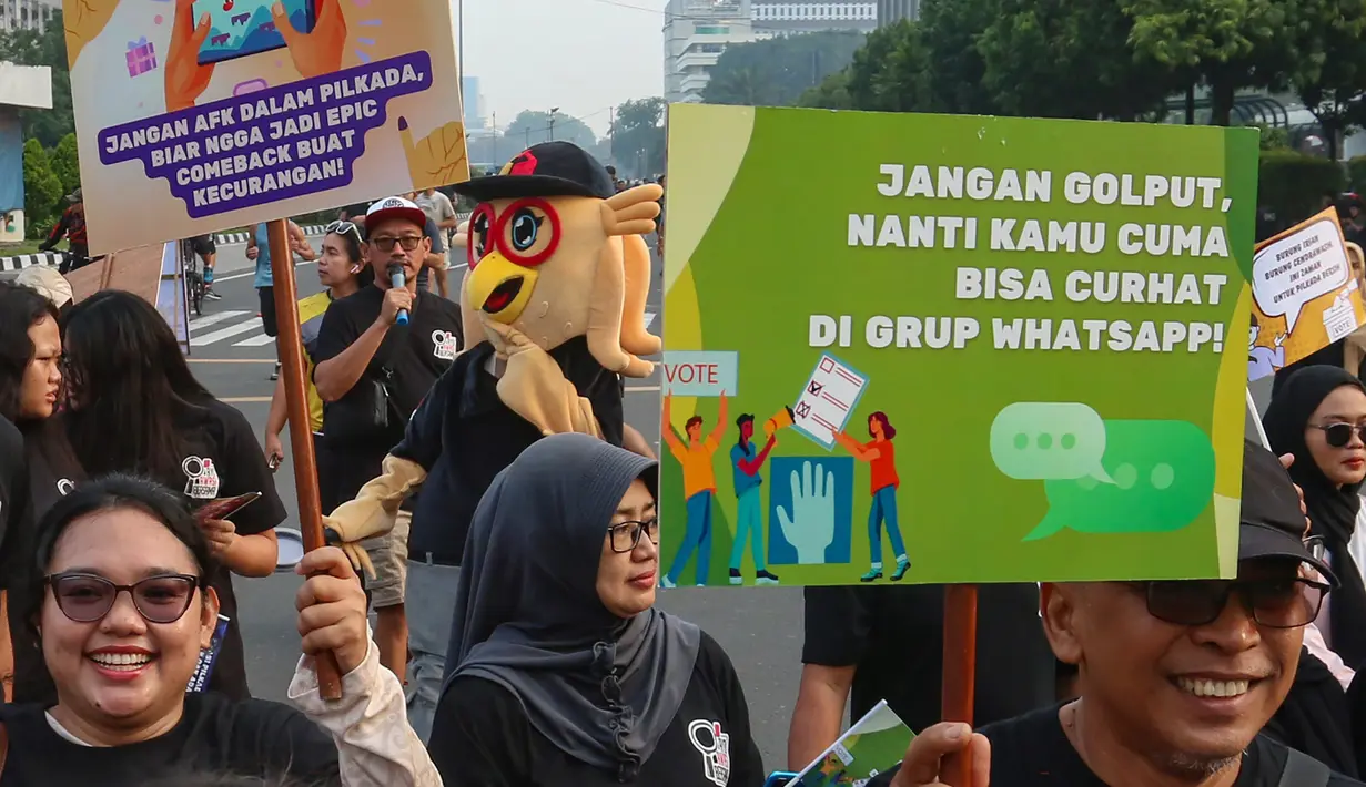 Kegiatan sosialisasi dilakukan dengan berjalan kaki dari depan gedung Bawaslu RI ke Bundaran Hotel Indonesia, Jakarta. (merdeka.com/Arie Basuki)