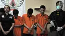 Polisi mengawal tersangka kasus pembuatan liquid vape narkoba di Kelapa Gading, Jakarta, Rabu (31/10). Pengungkapan kasus ini merupakan hasil pengembangan dari tiga tersangka yang ditangkap beberapa hari lalu. (Merdeka.com/Iqbal Nugroho)