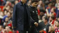 Manajer Manchester United, Jose Mourinho (kiri) berjalan bareng Asisten Manajer, Rui Faria, usai laga kontra Manchester City, di Stadion Old Trafford, Manchester (10/9/2016). Mourinho mengaku terkejut jika ada klub asal Inggris yang jadi juara di Liga Cha