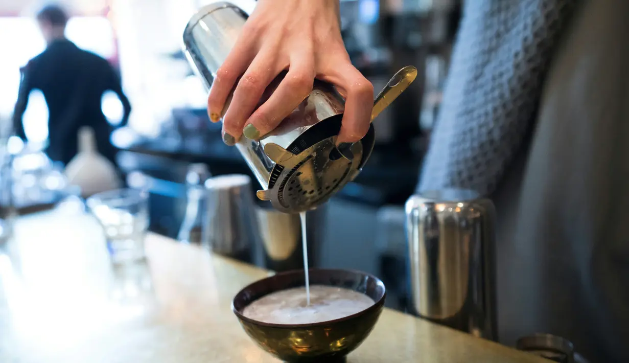 Seorang pria menyiapkan semangkuk kava di Kedai Brooklyn Kava, New York, Amerika Serikat, Kamis (18/1). Setelah minum secangkir teh kava, efeknya bibir dan lidah akan mati rasa serta otot akan terasa lebih lemas. (DON EMMERT/AFP)