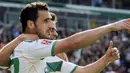 Werder Bremen's Portuguese striker Hugo Almeida (front) celebrates scoring with Austrian striker Martin Harnik during the Bundesliga football match against Hamburg SV in Bremen on May 10, 2009. AFP PHOTO DDP / DAVID HECKER