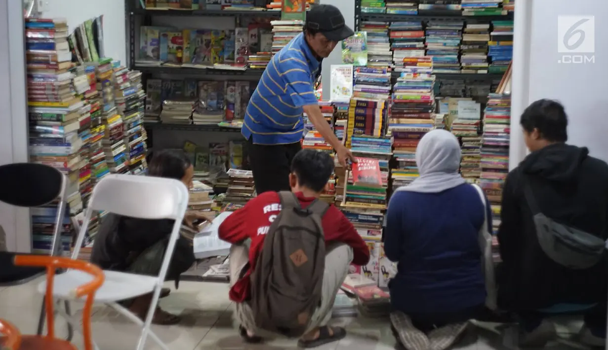 Pengunjung memilih buku yang dijual di Pasar Buku Jakbook Kenari, Jakarta, Rabu (28/8/2019). Pasar yang sebelumnya sepi itu kini mulai diramaikan oleh pengunjung untuk membeli buku dengan harga miring atau hanya sekadar melihat-lihat. (Liputan6.com/Immanuel Antonius)