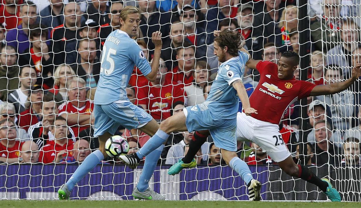 Proses terjadinya gol penyeimbang yang dicetak gelandang Stoke, Joe Allen, ke gawang Manchester United pada laga Premier League di Stadion Old Trafford, Inggris, Minggu (2/10/2016). Kedua tim bermain imbang 1-1. (Reuters/Carl Recine)
