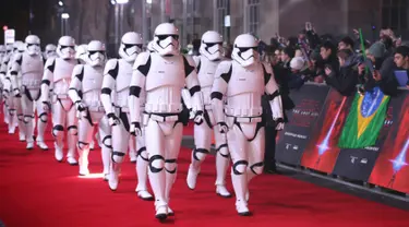 Pasukan Stormtroopers berjalan di karpet merah saat pemutaran perdana film 'Star Wars: The Last Jedi' di London, Inggris (12/12). (Photo by Vianney Le Caer/Invision/AP)