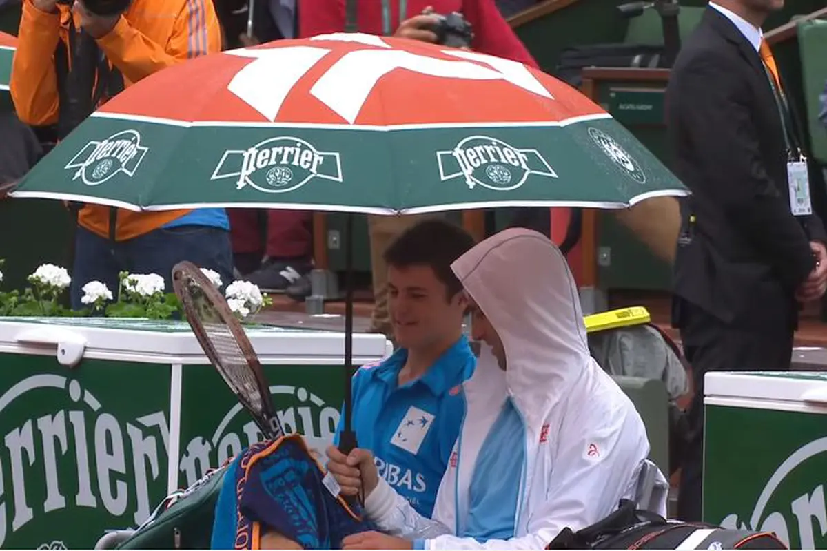 Petenis Serbia Ini Tak Malu Perlakukan 'Ball Boy' Seperti Raja