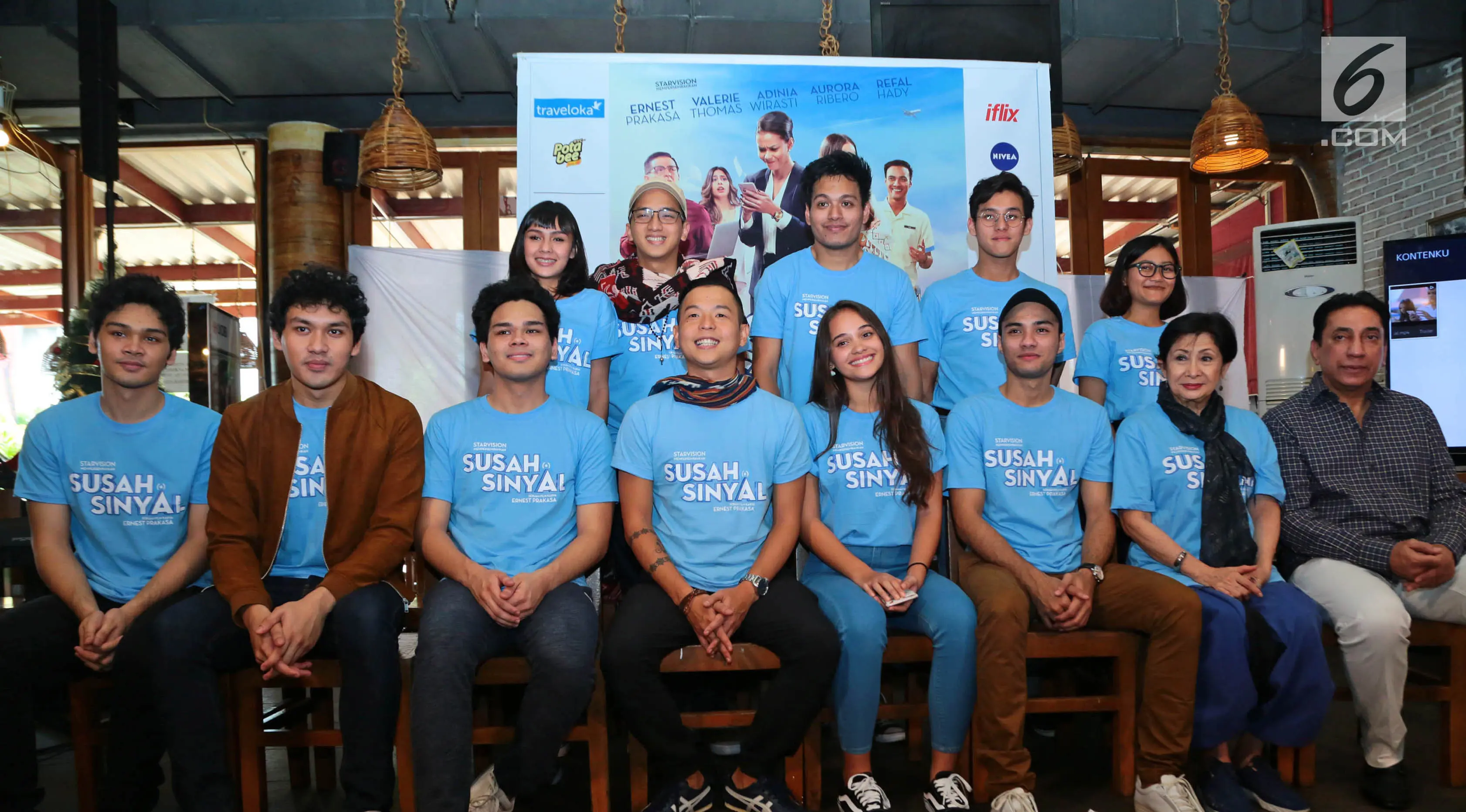 Konfrensi pers peluncuran trailer serta soundtrack film Susah Sinyal. Acara tersebut dihadiri Ernest Prakasa, The Overtunes, Produser Chand Parwez Servia dll. (Herman Zakharia/Liputan6.com)