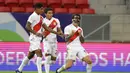 Penyerang Peru, Gianluca Lapadula (kanan) berselebrasi usai mencetak gol ke gawang Kolombia pada pertandingan juara ketiga Copa America 2021 di Stadion Nasional Brasilia, Brasil, Sabtu (10/7/2021). Kolombia menang dramatis 3-2 atas Peru. (AP Photo/Andre Penner)