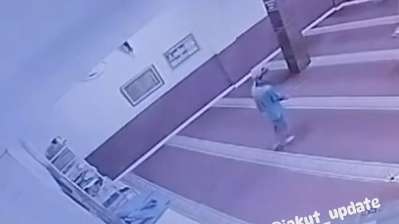 Rekaman CCTV memperlihatkan pemuda mencoba membakar masjid di kawasan Sunter, Tanjung Priok, Jakarta Utara. (instagram @jakut_update).