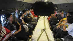 Dua jenazah korban AirAsia QZ8501 nomor 040 dan 041 berjenis kelamin laki-laki dan perempuan diterbangkan dengan pesawat CN-295 dari Lanud Iskandar, Pangkalan Bun menuju Surabaya, Kamis (8/1). (Liputan6.com/Herman Zakharia)