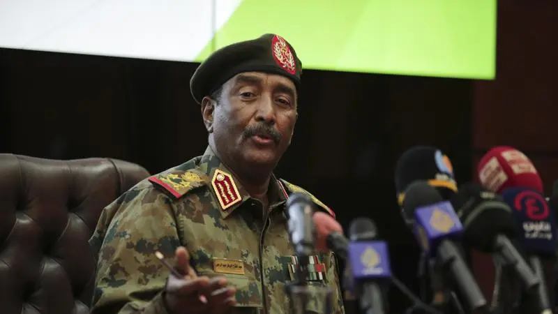 Panglima militer Sudan, Jenderal Abdel-Fattah Burhan, berbicara dalam konferensi pers di Komando Umum Angkatan Bersenjata di Khartoum, Sudan, Selasa, 26 Oktober 2021 (AP Photo)