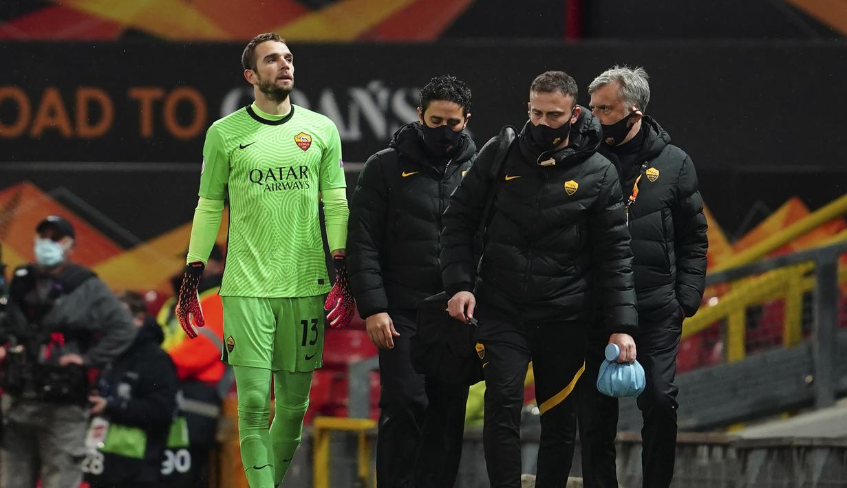 Pau Lopez yang diperkirakan mengalami dislokasi bahu akhirnya ditarik keluar pada menit ke-28 dan digantikan oleh Antonio Mirante. (AP/Jon Super)
