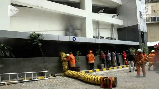 Kebakaran panel listrik di gedung Kementerian Pemberdayaan Perempuan dan Perlindungan Anak (PPPA). Akibat kebakaran ini karyawan panik karena alarm kebakaran berbunyi