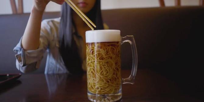 VIDEO: Unik, Restoran Ini Sajikan Ramen dalam Gelas Bir