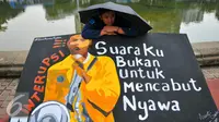 Mahasiswa Universitas Trisaksi saat memperingati 'Tragedi Trisakti 12 Mei 1998' di Jakarta, Kamis (12/). Mereka menuntut pemerintah menyelesaikan tragedi yang menewaskan empat orang mahasiswa Trisakti 18 tahun lalu. (Liputan6.com/Yoppy Renato)