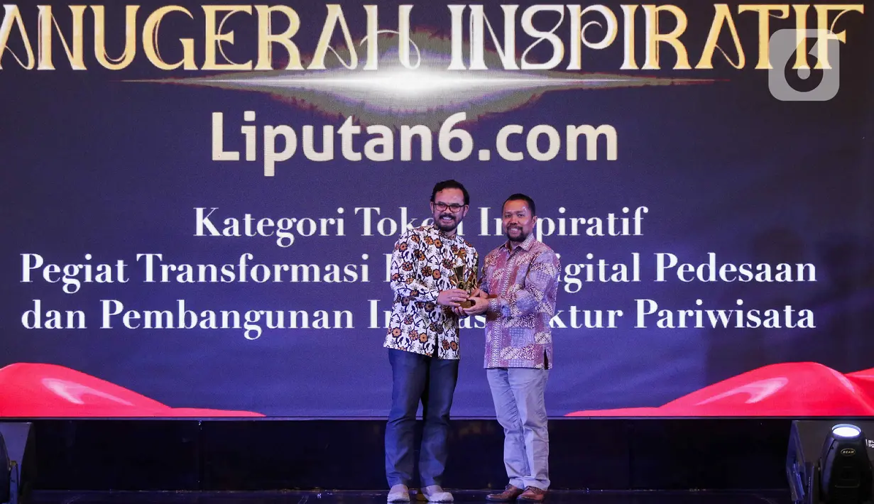 <p>Chief Content Officer (COO) KapanLagi Youniverse, Wens Manggut (kanan) memberikan plakat kepada Kepala Diskominfo Kabupaten Bandung Yosep Nugraha yang mewakili Bupati Kabupaten Bandung, Dadang Supriatna saat acara Anugerah Inspiratif Liputan6.com di hotel Shangri La, Jakarta, Rabu (31/7/2024). Bupati Kabupaten Bandung, menerima penghargaan " Tokoh Inspiratif Pegiat Transformasi Inklusi Digital Pedesaan dan Pembangunan Insfrastuktur Pariwisata". (Liputan6.com/Herman Zakharia)</p>