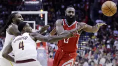 Pemain Houston Rockets, James Harden (13) melepaskan umpan melewati adangan pemain Cavaliers pada laga NBA basketball game di Toyota Center, Houtson, (9/11/2017). Houtson menang  atas Cavs 117-113. (AP/Michael Wyke)