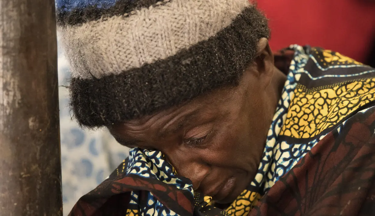 Seorang wanita berduka menangis saat upacara pemakaman beberapa orang yang kehilangan nyawa setelah hujan lebat yang disebabkan oleh Topan Freddy, di Blantyre, Malawi selatan, Rabu, 15 Maret 2023. (AP Photo/Thoko Chikondi)