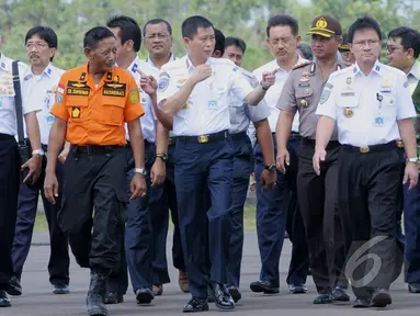 Menteri Perhubungan Ignasius Jonan (ketiga kiri) tiba di Lanud Iskandar, Pangkalan Bun, Kalteng, Selasa (13/01/2015). (Liputan6.com/Andrian M Tunay)