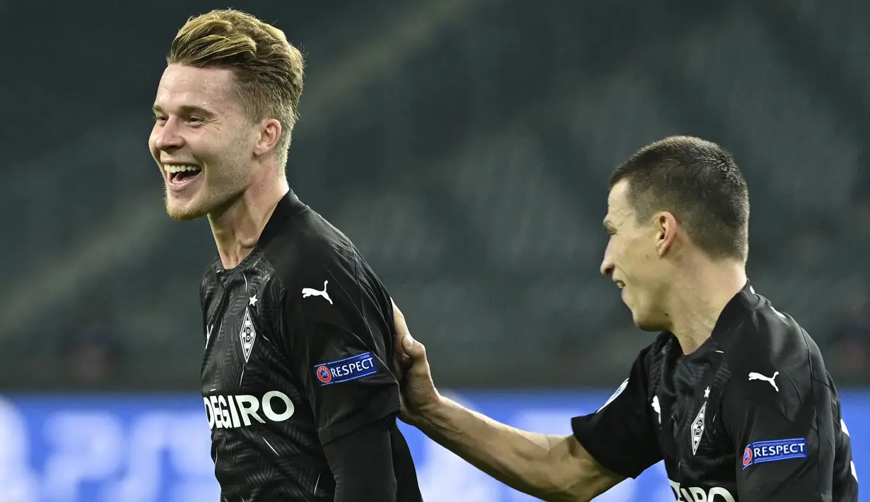 Nico Elvedi (kiri) memutuskan untuk memakai nomor punggung 30 saat membela Borussia Mönchengladbach, nomor yang sama kala dirinya bermain di FC Zurich. Pemain asal Swiss tersebut didatangkan menuju Borussia Mönchengladbach pada musim 2015/2016 silam. (Foto: AFP/Ina Fassbender)