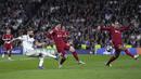 Pemain Real Madrid, Karim Benzema berusaha mencetak gol ke gawang Liverpool pada laga 16 besar Liga Champions 2022/2023 yang berlangsung di Santiago Bernabeu, Madrid, Spanyol, Kamis (16/03/2023) WIB. Laga dimenangkan oleh Real Madrid dengan skor 1-0. (AP Photo/Manu Fernandez)