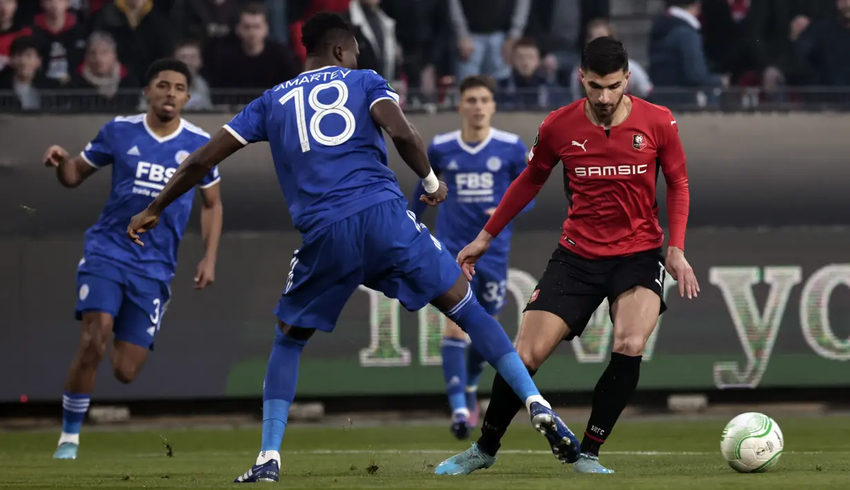Penyerang Rennes Martin Terrier berebut bola dengan bek Leicester City Daniel Amartey pada leg kedua babak 16 besar Europa Conference League di Roazhon Park , Jumat (18/3/2022) dini hari WIB. Meski kalah dengan skor tipis 1-2, Leicester City tetap lolos ke perempat final. (AP Photo/Jeremias Gonzalez