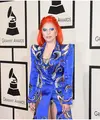 Di ajang Grammy Awards 2016, Lady Gaga memberikan tribut untuk musisi David Bowie yang meninggal pada Januari lalu. Totalitas Lady Gaga terlihat dari fashion yang ia tampilkan, benar-benar terinspirasi dari David Bowie. (AFP/Bintang.com)