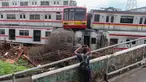 Seorang anak mengabadikan tumpukan Kereta Rel Listrik (KRL) afkir di Depo Depok, Jalan Kampung Rawageni, Cipayung, Kota Depok, Jawa Barat, Selasa (20/01/2026). 242 unit atau gerbong kereta yang sudah tidak terpakai dan ditumpuk di Depo Depok, Jalan Kampung Rawageni, Cipayung, Kota Depok, Jawa Barat. (Merdeka.com/Arie Basuki)
