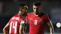 Pemain Indonesia, Rizky Pora (kiri), berdiskusi dengan Stefano Lilipaly saat melawan Vietnam dalam laga leg pertama semifinal Piala AFF 2016 di Stadion Pakansari, Bogor, Sabtu (3/12/2016). (Bola.com/Peksi Cahyo)