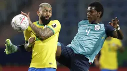 Penyerang timnas Brasil, Gabriel Barbosa dan bek Ekuador Robert Arboleda berebut bola pada laga Grup B Copa America 2021 di Estadio Olimpico Pedro Ludovico, Senin (28/6/2021). Laga antara Brasil melawan Ekuador berakhir imbang 1-1, Ekuador pun lolos ke babak perempat final. (AP Photo/Eraldo Peres)