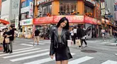 Tampil stylish dengan busana bernuansa hitam, sosok Yoriko Angeline terlihat bersinar. Memakai atasan jaket kulit membuatnya terlihat menawan dan menuai banyak pujian dari netizen. Diketahui bahwa dirinya yang saat ini berada di Korea Selatan sedang menjalani syuting film baru berjudul Laut Tengah. (Liputan6.com/IG/@yorikooangln_)