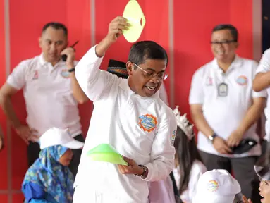 Menteri Sosial (Mensos) Idrus Marham ikut bermain dalam acara Gebyar Prestasi Keluarga Sejahtera Indonesia 2018 di Cibubur, Minggu (12/8). Acara diikuti oleh enam ribu peserta anak-anak berprestasi se-Indonesia. (LIputan6.com/Faizal Fanani)