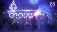 Gubernur DKI Jakarta Anies Baswedan (kiri) bersama sejumlah pejabat tinggi negara dan Chair Business 20 Shinta Widjaja Kamdani dan Co Chair Youth 20 Michael Victor Sianipar saat Opening Ceremony Presidensi G20 Indonesia 2022 di Jakarta, Rabu (1/12/2021). (Liputan6.com/Herman Zakharia)